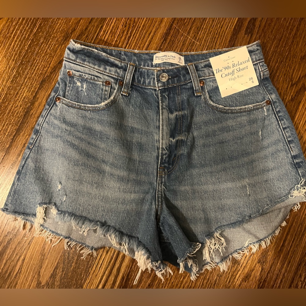 Abercombie The 90s Relaxed
Cutoff Short
High Rise
28
6
